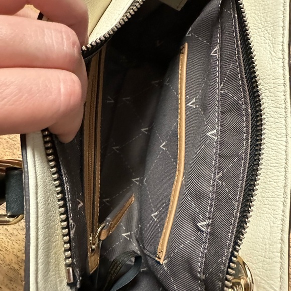 🆕Vince Camuto Siena leather bag - Picture 7 of 13